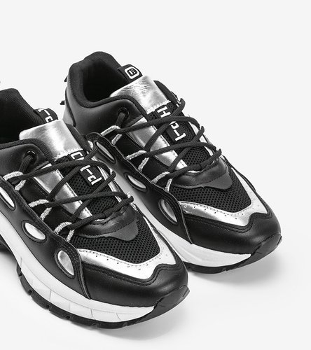 Fekete ezüst betétekkel ellátott Guadalup sportcipők